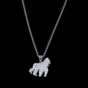 Détail du pendentif gorille hip hop avec découpe géométrique et chaîne de torsion