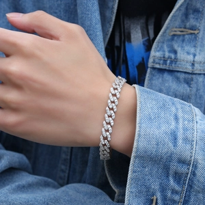 Detailansicht eines 9mm silbernen Panzerarmbandes mit Zirkonia-Besatz am Handgelenk