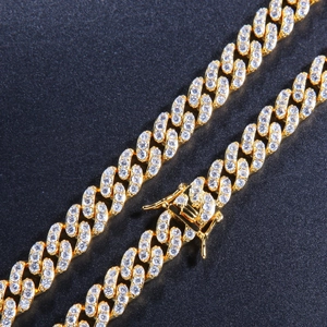 Makro-Detail der 9mm goldenen Panzerkette mit funkelndem Zirkonia-Besatz und Kastenverschluss