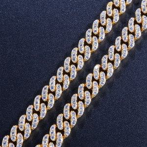 Makro-Detail der 9mm goldenen Panzerkette mit funkelndem weißen Zirkon-Besatz