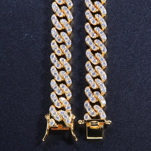 Makroaufnahme einer 9mm Gold-Cuban-Kette mit klaren Zirkonias und doppeltem Sicherheitsverschluss