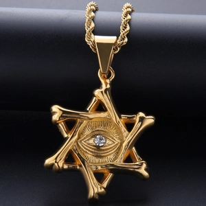 Dettaglio di un ciondolo stella di David dorato con occhio di cristallo e catena a corda