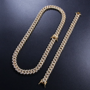 Detail der 9mm goldenen Panzerkette und Armband-Set mit funkelnden Zirkonia-Steinen