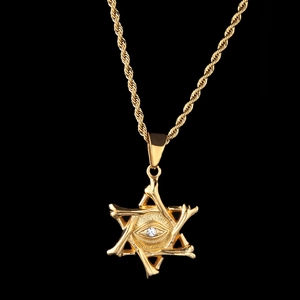Dettaglio della collana con stella di David dorata, cornice a scheletro e occhio di strass