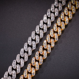 Nahaufnahme von 9mm Gold- und Silber-Cuban-Ketten mit glänzenden Zirkonia-Steinen