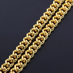Nahaufnahme der hochglanzpolierten 9mm goldenen Panzerkette mit luxuriösem Finish