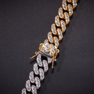 Makroaufnahme der 9mm zweifarbigen Panzerkette mit Gold-Silber-Plattierung und Zirkonia