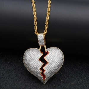 Collana hip hop con cuore spezzato dorato, zirconi chiari e smalto rosso vivace