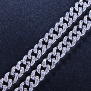 Makroaufnahme der 9mm Silber Cuban Kette mit dicht besetzten weißen Zirkoniasteinen