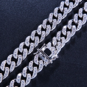 Makroaufnahme der silbernen 9mm Cuban-Link-Kette mit glänzenden Zirkonia-Steinen