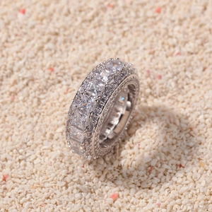 Anello hip hop dorato da uomo con zirconi taglio princess e pavé scintillante
