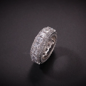 Dettaglio macro di un anello di lusso con pietre quadrate e pavé di zirconi incastonati