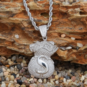 Detail van hiphop geldzak hanger met witte zirkonia op een klassieke gevlochten ketting