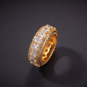 Dettaglio macro dell'anello hip hop dorato con zirconi cubici quadrati e micro pavé di diamanti