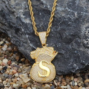 Detail van hiphop geldzak hanger met zirkonia aan een gouden gedraaide ketting