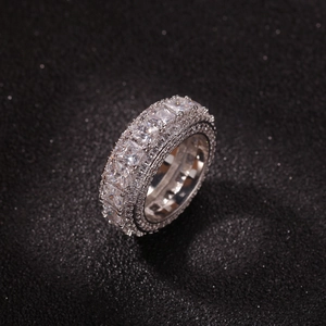 Vista macro dell'anello hip hop argento con zirconi trasparenti quadrati e rotondi