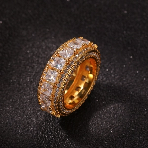 Dettaglio anello hip hop dorato con zirconi quadrati e bordi in pavé scintillante