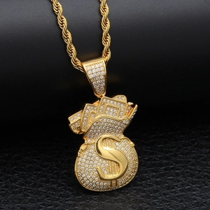 Macro-opname van gouden hiphop geldzak hanger met zirkonia en dollarteken details