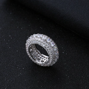Macro di anello hip hop in argento con pavé di zirconi a più file su sfondo in pelle nera