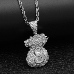 Detailopname van hiphop-geldzakje hanger met zirkonia en dikke touwketting
