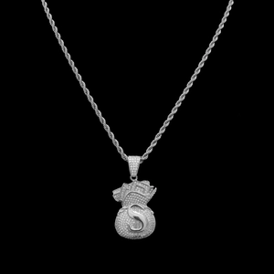 Macro detail van de zilveren dollarteken geldzak hanger met glanzende touwketting