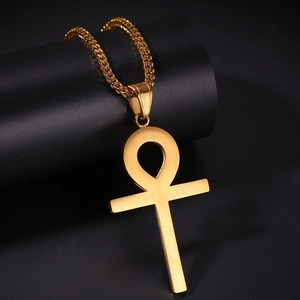Pendentif croix d'Ankh en or brossé avec chaîne hip-hop robuste sur présentoir