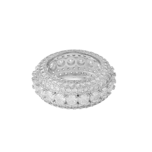 Vista macro dell'anello hip hop iced out con file di scintillanti zirconi a taglio tondo