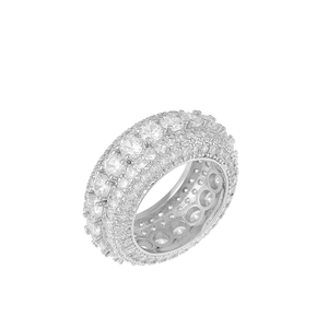 Dettaglio macro di un anello argento Iced Out con triplo pavé di pietre trasparenti