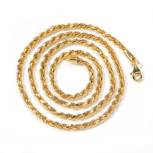Détail d'une chaîne corde de 3 mm en argent plaqué or avec un fermoir mousqueton solide