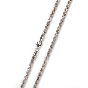 Détail d'une chaîne corde argentée de 3mm pour homme avec fermoir mousqueton robuste