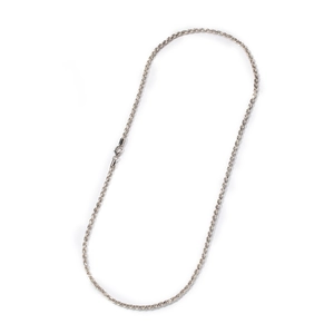 Vue détaillée d'une chaîne corde en argent 925 montrant le tissage et le fermoir mousqueton