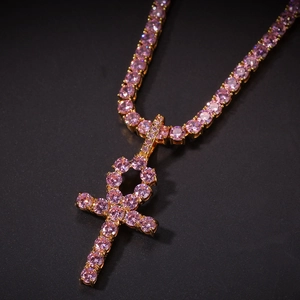 Detail des rosa Zirkon Ankh-Anhängers mit goldener Tennis-Kette im Hip-Hop-Schmuckstil