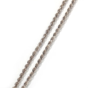 Détail macro d'une chaîne corde en argent sterling 3mm montrant la texture du tissage