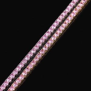 Detail-Makroansicht der rosa Zirkonia-Tenniskette mit silberfarbenen Fassungen
