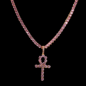 Detailansicht der rosa Zirkonia-Steine auf dem goldenen Anch-Kreuz-Anhänger
