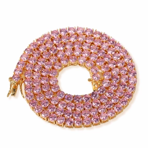 Detailansicht der pinkfarbenen Zirkon-Tenniskette mit vergoldeter Krallenfassung und Verschluss