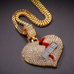 Macro del ciondolo hip hop cuore spezzato con cristalli incastonati e dettaglio cerotto