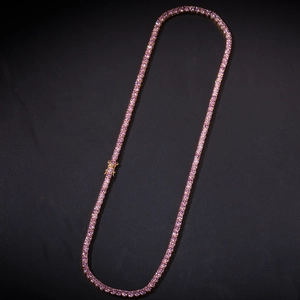 Nahaufnahme einer rosa Zirkonia-Tennis-Halskette mit goldener Fassung und Kastenverschluss