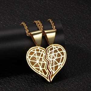 Dettaglio dei ciondoli hip hop a cuore spezzato con design a maglia geometrica dorata
