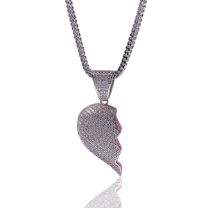 Dettaglio del ciondolo a cuore spezzato in zircone argento con smalto rosso e catena