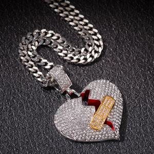 Collana hip hop con pendente a cuore spezzato ghiacciato e dettaglio cerotto dorato
