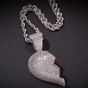 Collana hip hop con ciondolo a cuore spezzato in zirconi cubici e catena a corda intrecciata