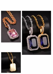 Détails macro de pendentifs hip hop avec gemmes carrées et zircons micro-pavés fins
