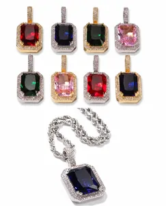 Détail macro de pendentifs carrés en pierre avec bordure en zircone et chaînes torsadées
