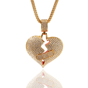 Collana con ciondolo a cuore spezzato Iced Out con dettaglio cerotto in finitura oro