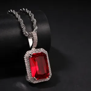 Détail macro du pendentif hip-hop rubis rouge carré avec sertissage pavé de diamants
