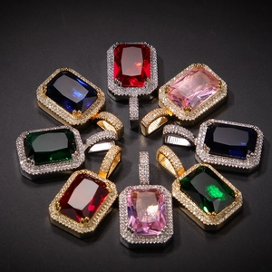Vue détaillée de pendentifs carrés colorés sertis de diamants disposés en cercle sur fond noir
