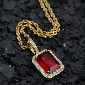 Collier hip hop doré avec pendentif carré en pierre rouge orné de diamants étincelants