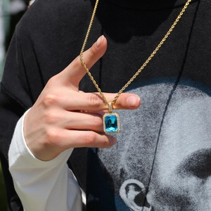 Collier hip hop à chaîne torsadée avec pendentif carré en pierre bleue étincelante