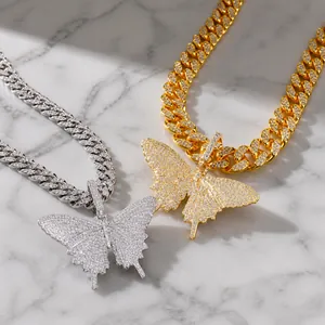 Gedetailleerde weergave van vlinderhanger met zirkonia en dikke Cubaanse schakelketting sieraad